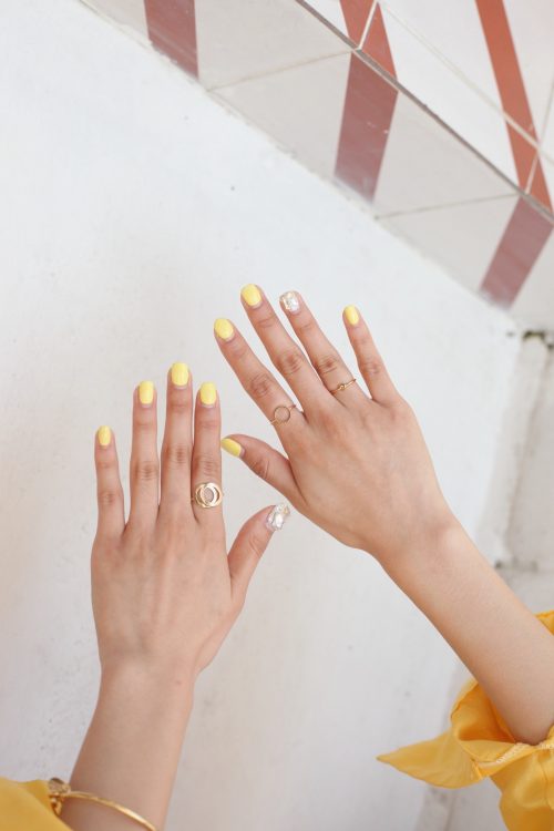 yellow nails