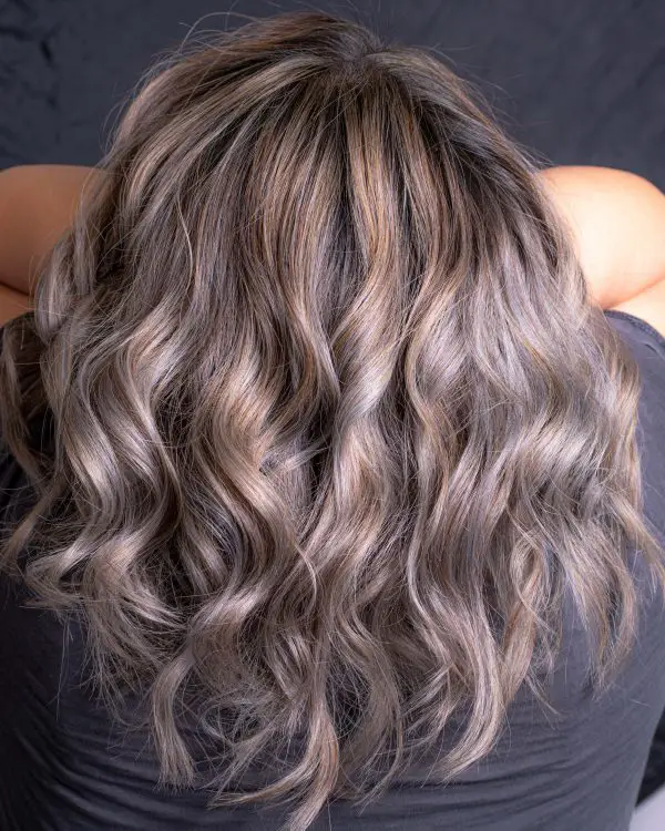 Is frosting hair the same as bleaching?