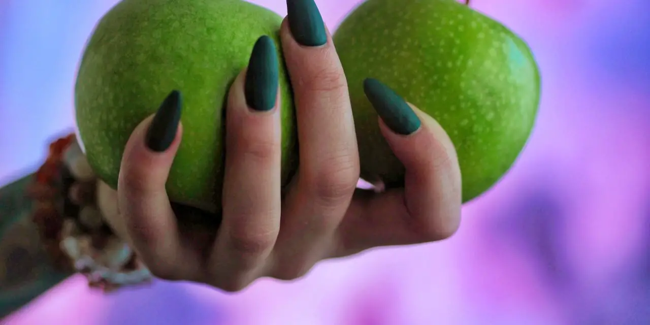 Different Shades of Green Nails You’ll Want to Try