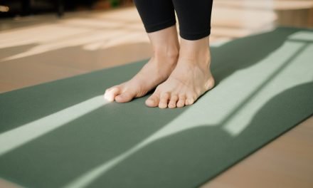 Why Use a Yoga Mat – Benefits and Risks of Going With or Without